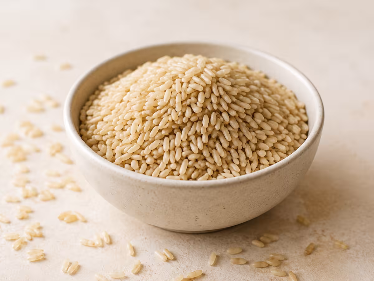 Arroz de grano entero con sabor ligeramente tostado y textura firme.