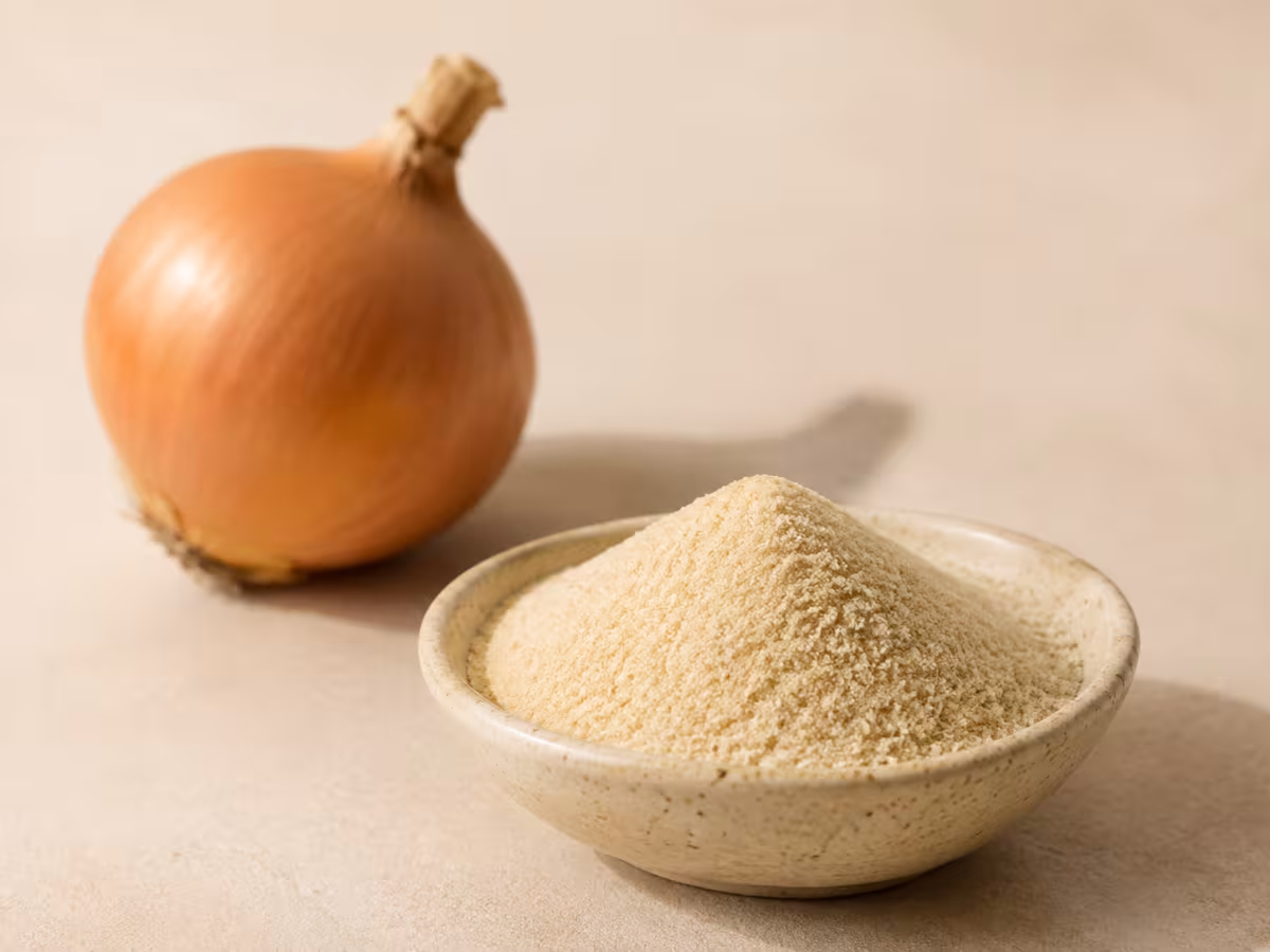 Cebolla deshidratada y molida, de sabor dulce y concentrado.