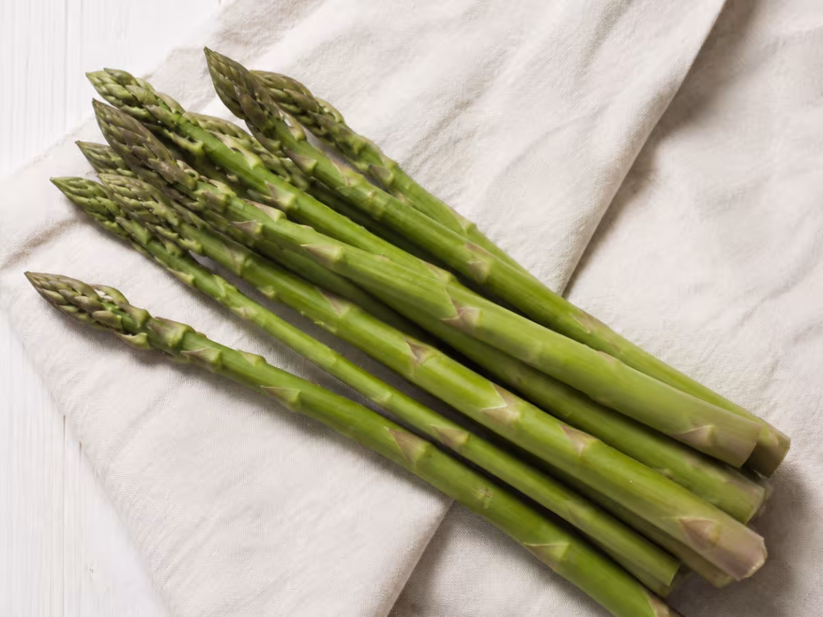 Brotes verdes tiernos de sabor vegetal y ligeramente amargo, muy adecuados para cocciones breves.
