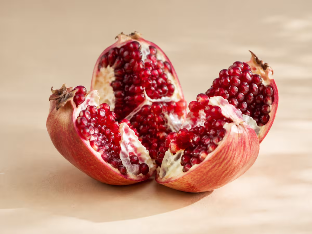 Fruta de granos jugosos, dulces y ligeramente &aacute;cidos.
