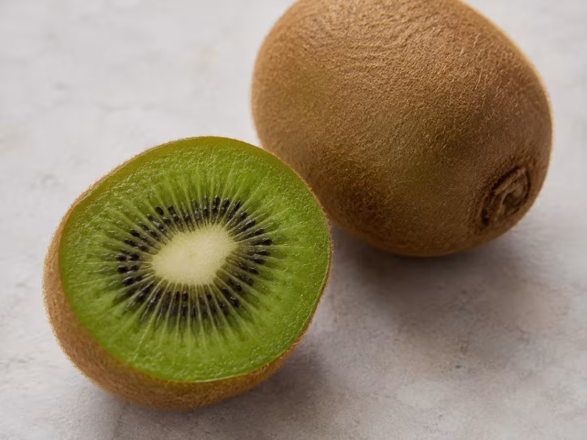 Fruta de pulpa verde, fresca y ligeramente &aacute;cida, rica en vitamina C.
