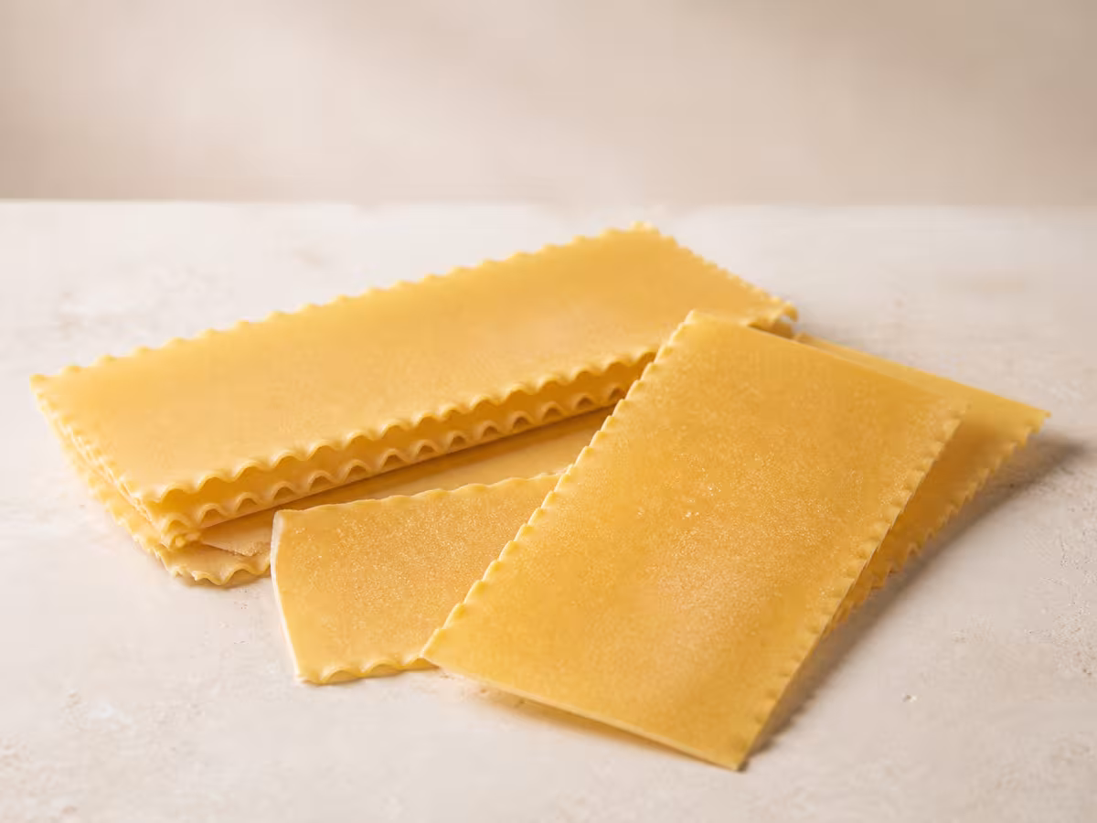 L&aacute;minas rectangulares de pasta seca para preparar lasa&ntilde;a