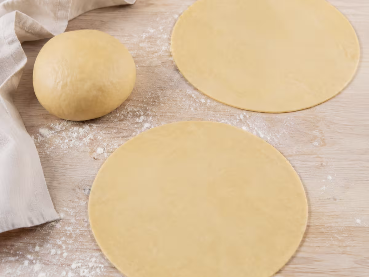 Masa flexible de harina, agua, aceite y levadura pensada para bases y tapas de empanada.