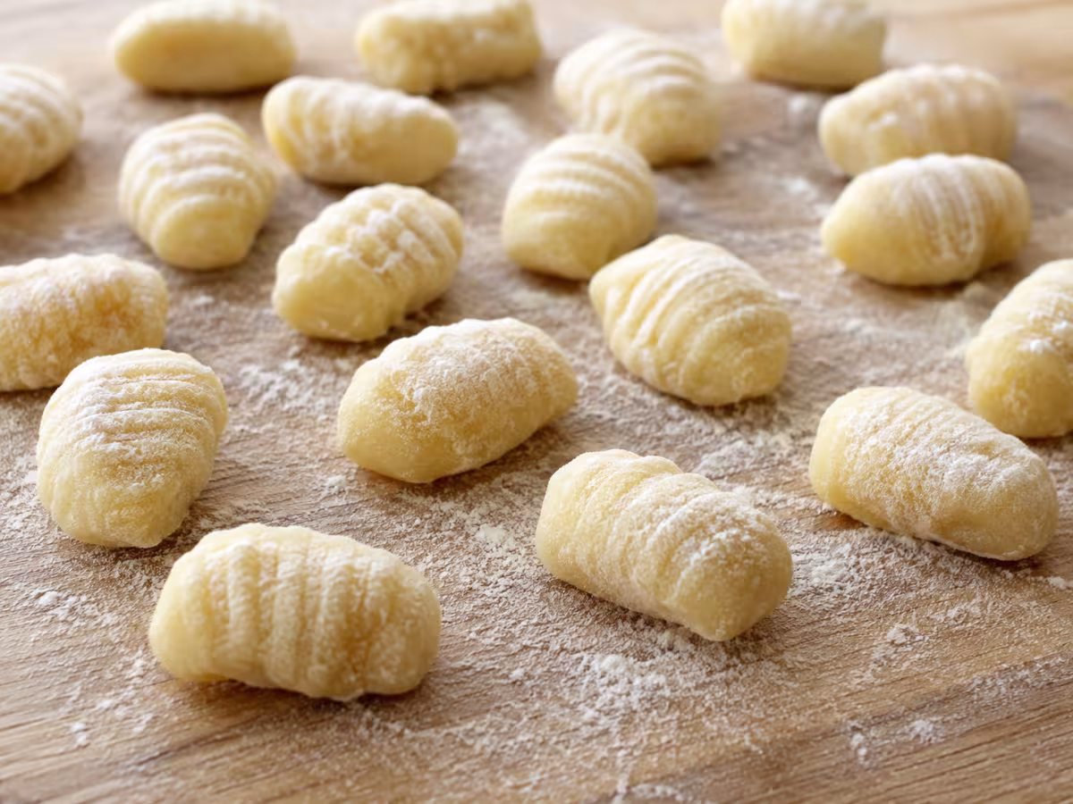Peque&ntilde;as piezas de masa de patata y harina, tiernas por dentro.