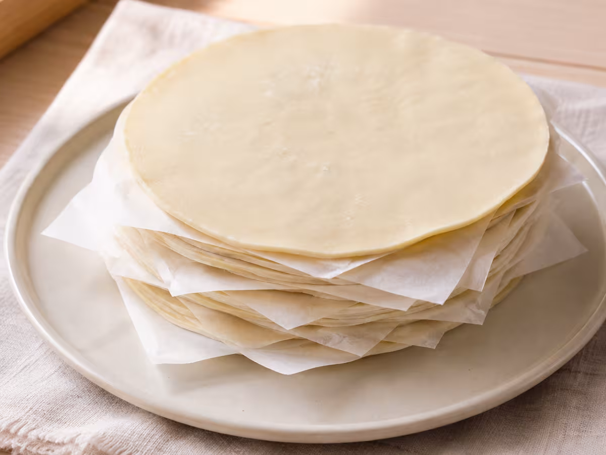Thin wheat pastry discs designed to enclose savoury or sweet fillings.