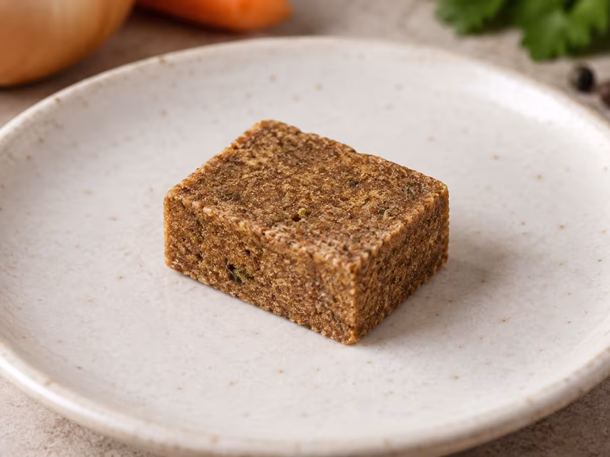 Pastilla de caldo de carne sobre una superficie de cocina, sin envase