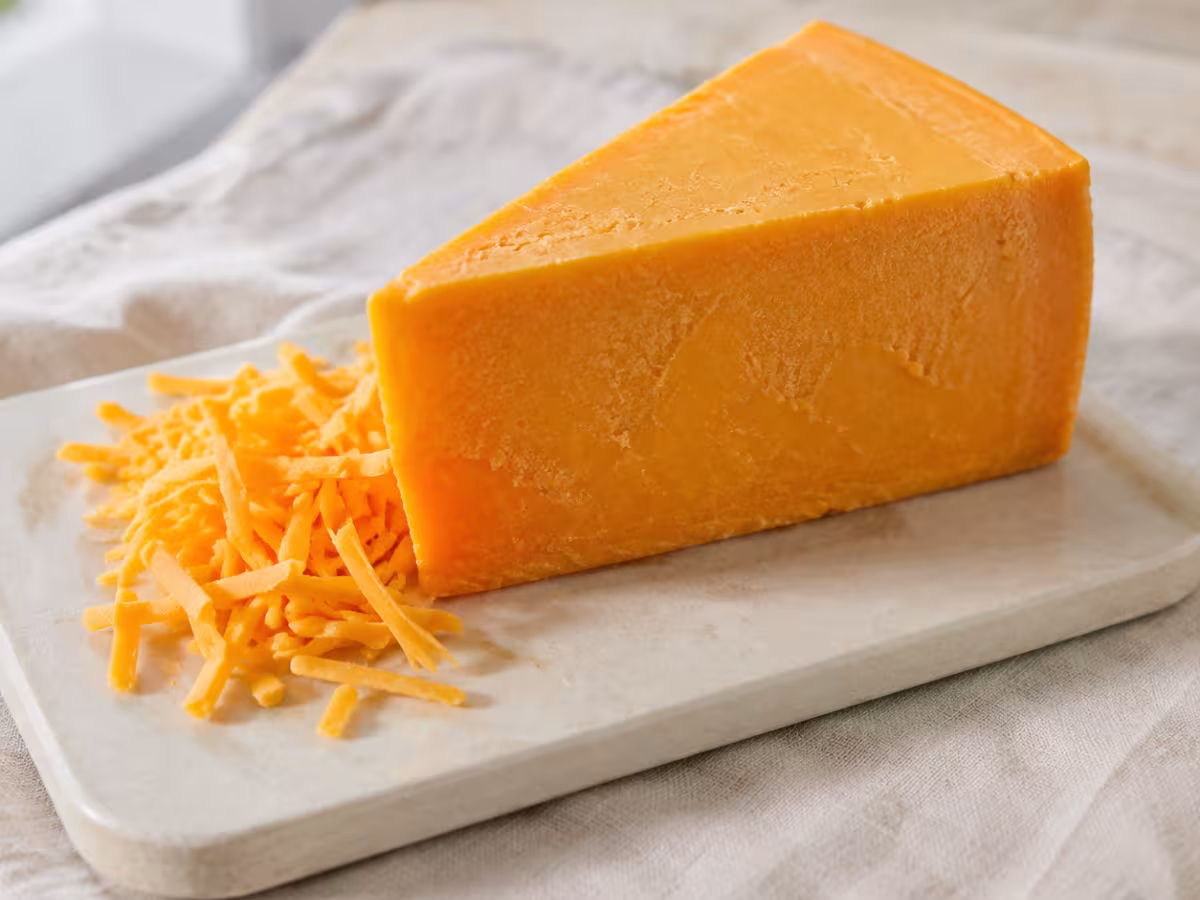 Queso de pasta firme y sabor que va de suave a intenso, excelente para fundir.