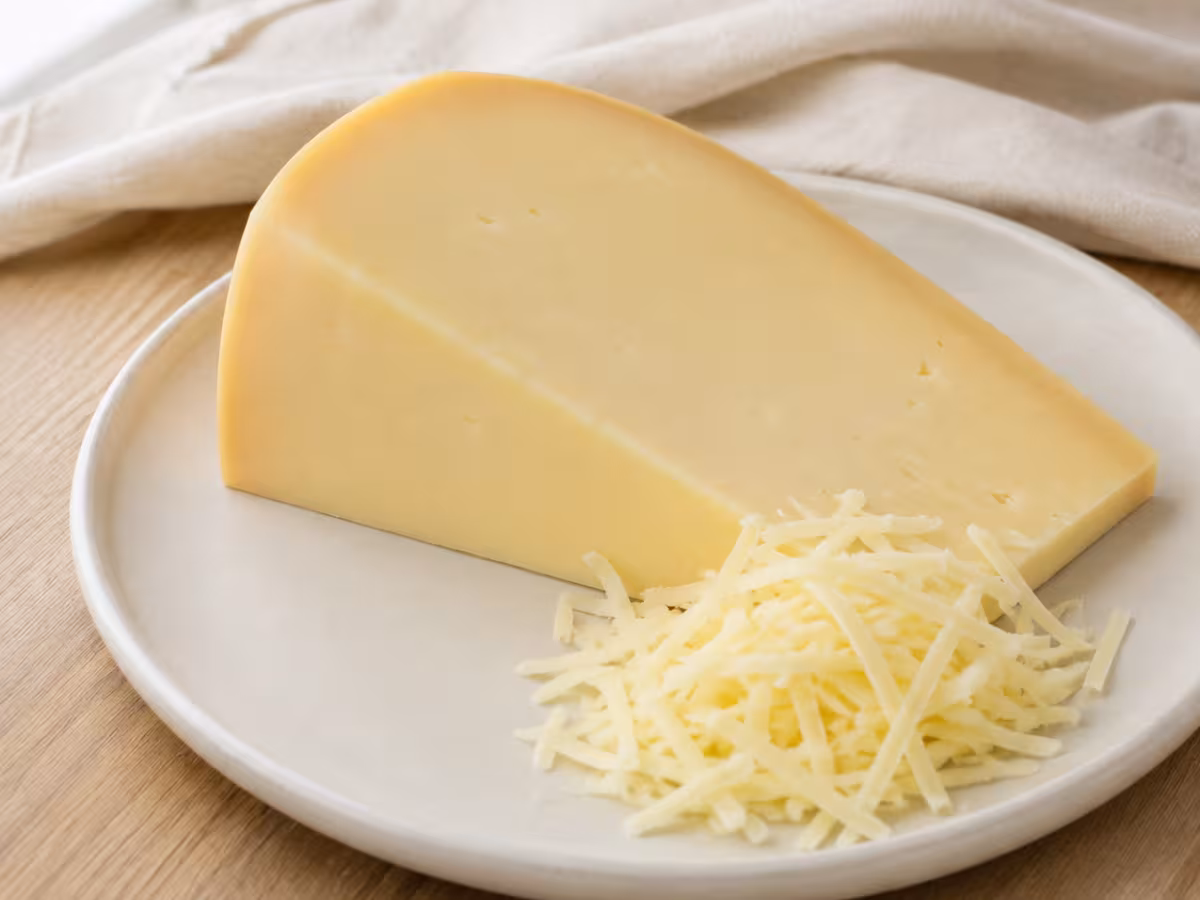 Queso neerland&eacute;s de pasta semidura, sabor suave y excelente capacidad de fundido.