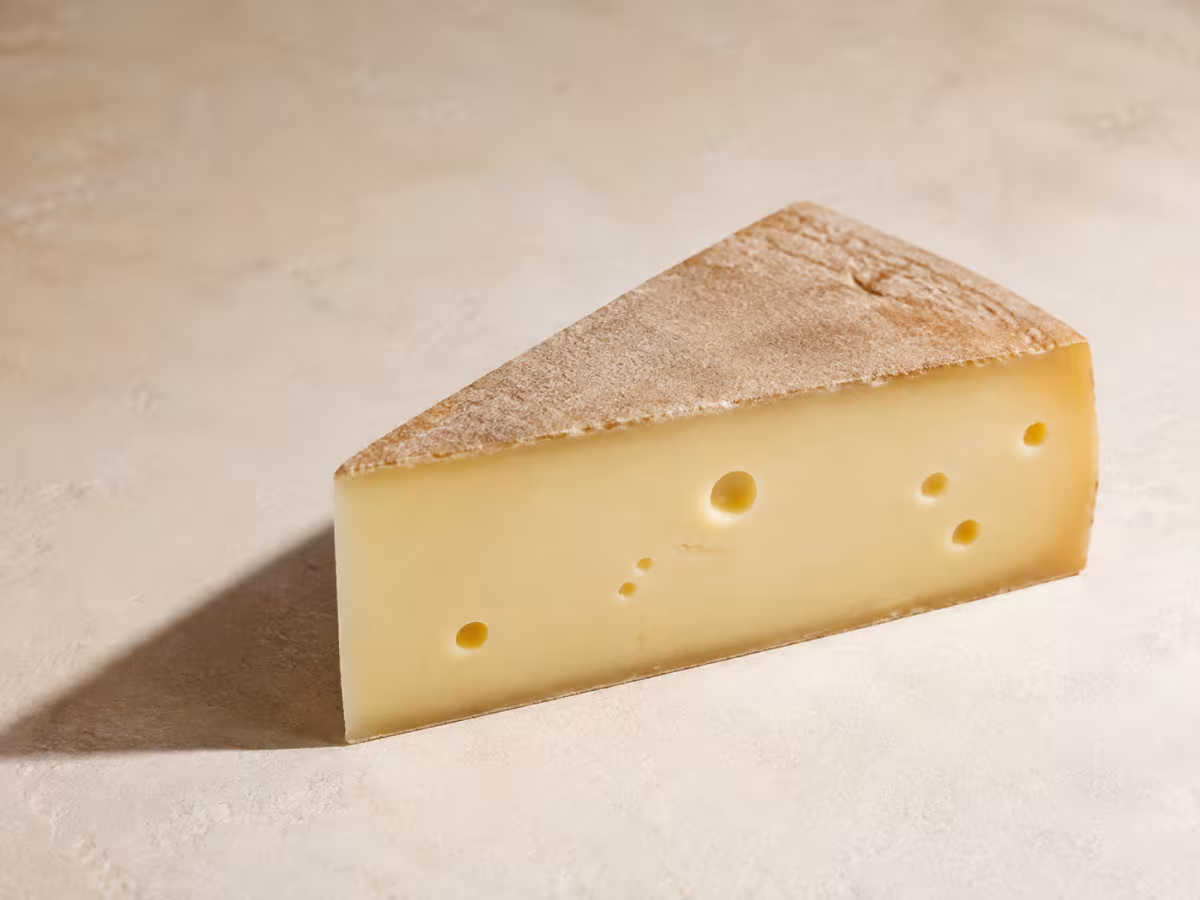Queso curado de pasta firme, sabor a nuez y gran capacidad de fundido.