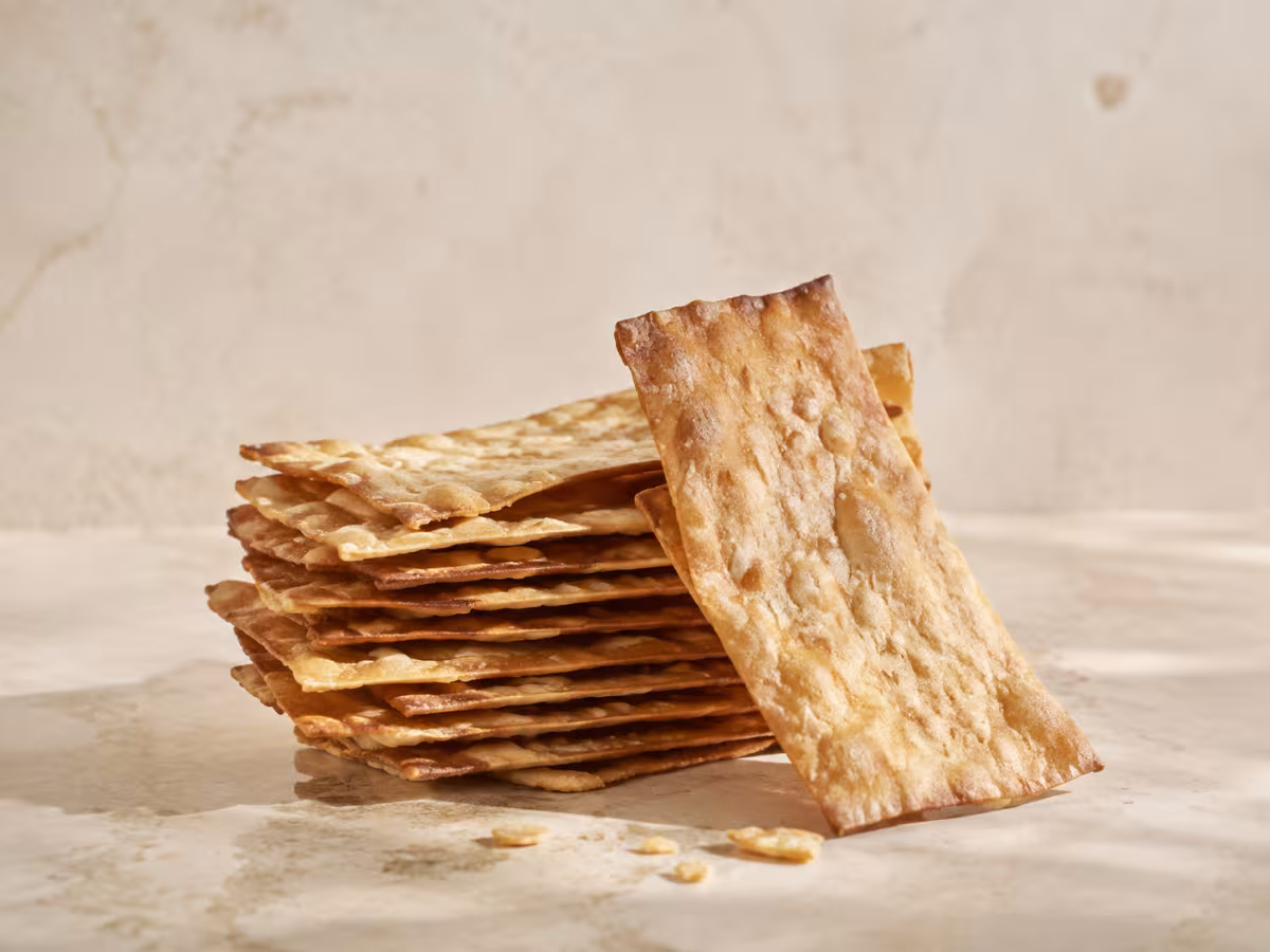 L&aacute;minas de pan muy finas, secas y crujientes.