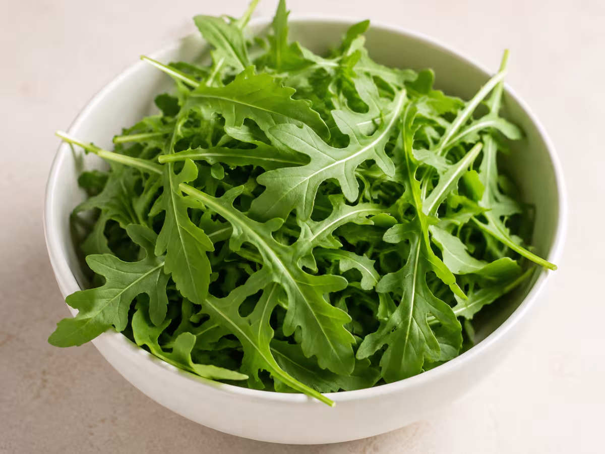 Hoja tierna de sabor picante y ligeramente amargo.