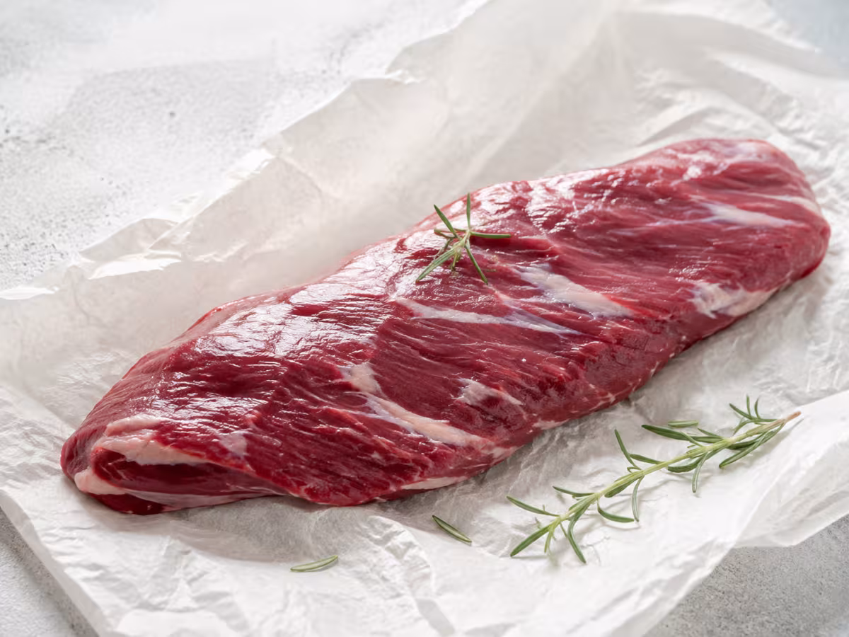 Corte marmoleado de cerdo ib&eacute;rico, jugoso y de cocci&oacute;n r&aacute;pida.