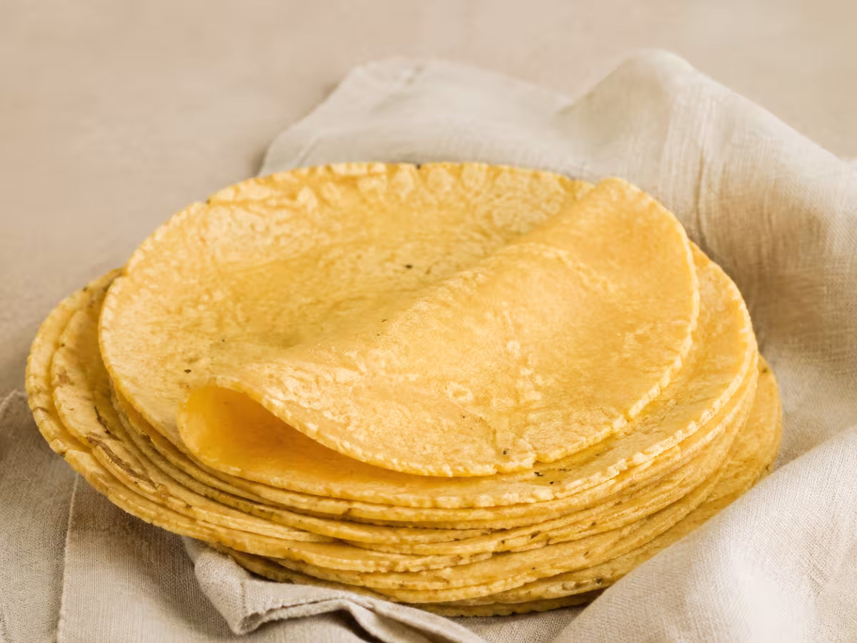 Tortilla fina de ma&iacute;z nixtamalizado para tacos y aperitivos.