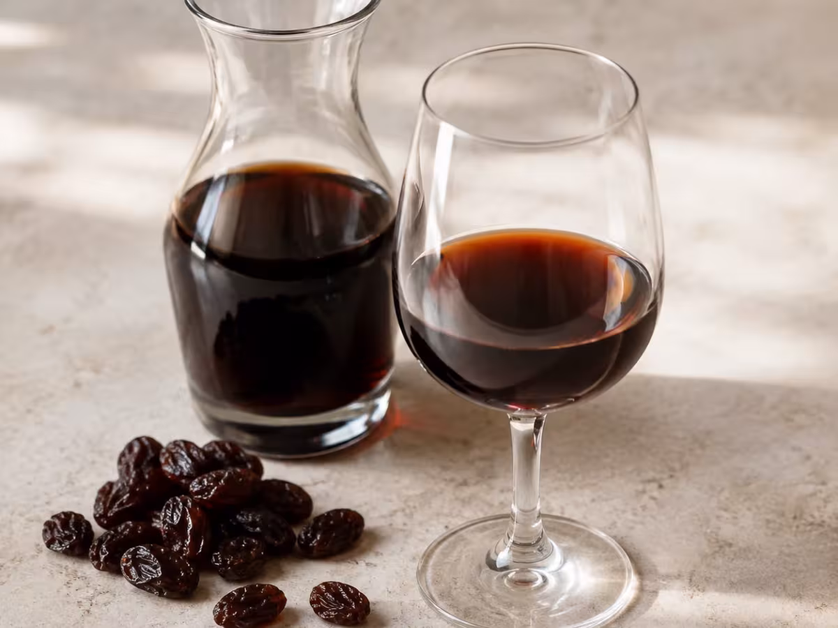 Vino dulce andaluz, oscuro y arom&aacute;tico, con notas de pasas y caramelo.