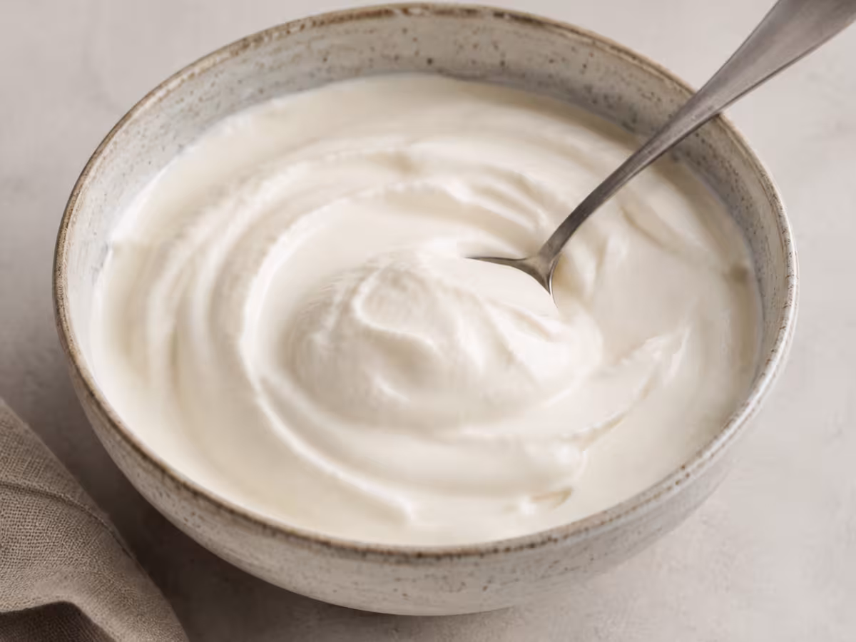 Yogur espeso y cremoso, &uacute;til para salsas frescas y marinados.