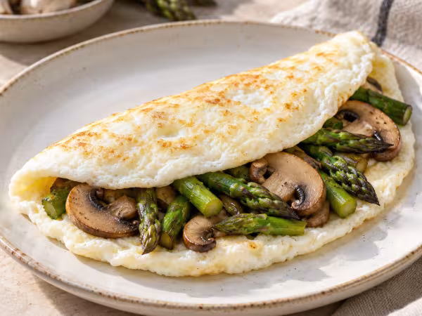 Tortilla de claras con esp&aacute;rragos y champi&ntilde;ones en vajilla sencilla