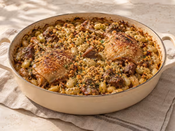 Verdinas gratinadas con pato confitado y provenzal servido