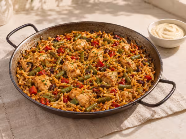 Fideuá de pollo y hortalizas con mayonesa de ajo servido