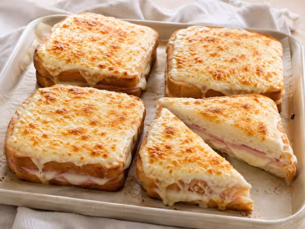 S&aacute;ndwich croque monsieur al horno servido con un acabado casero y natural