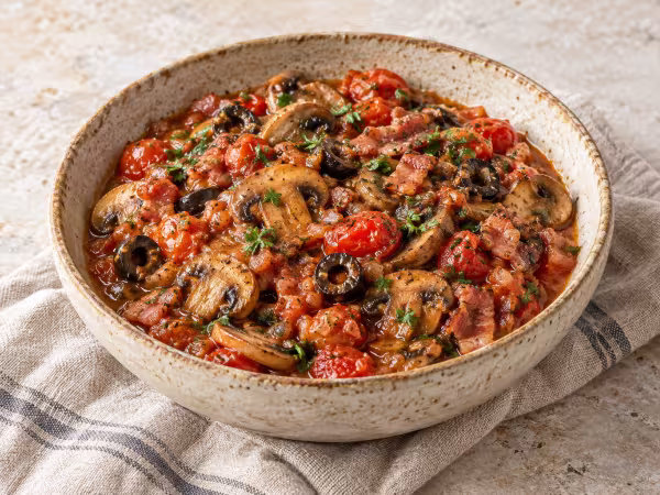 Salsa boscaiola con champiñones y bacon en un cuenco de cerámica