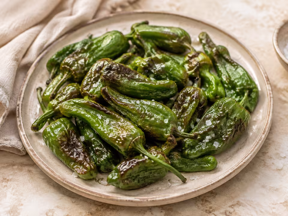 Air-fryer Padr&oacute;n peppers plated and ready to eat
