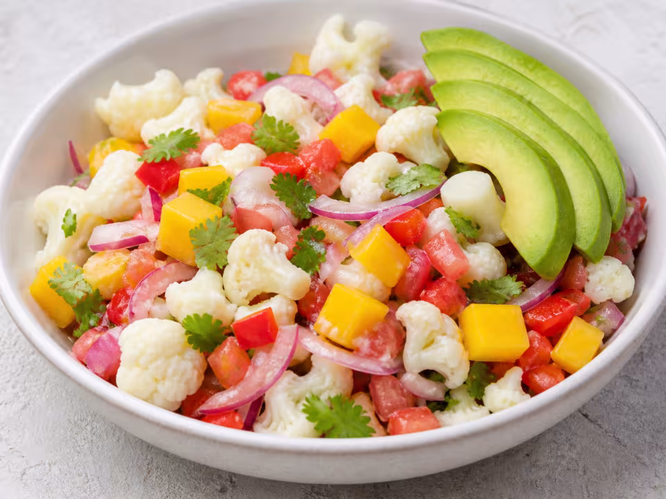 Ceviche vegetal de coliflor con mango, tomate, pimiento, aguacate y cilantro
