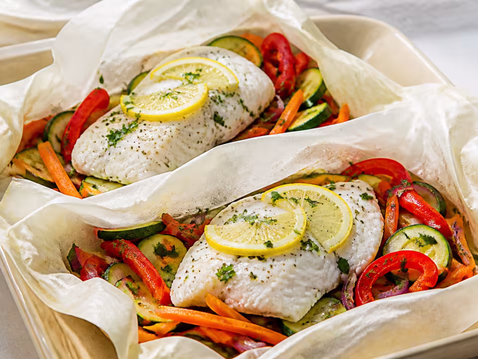 Lomo de merluza cocinado en papillote con calabac&iacute;n, zanahoria, pimiento y hierbas