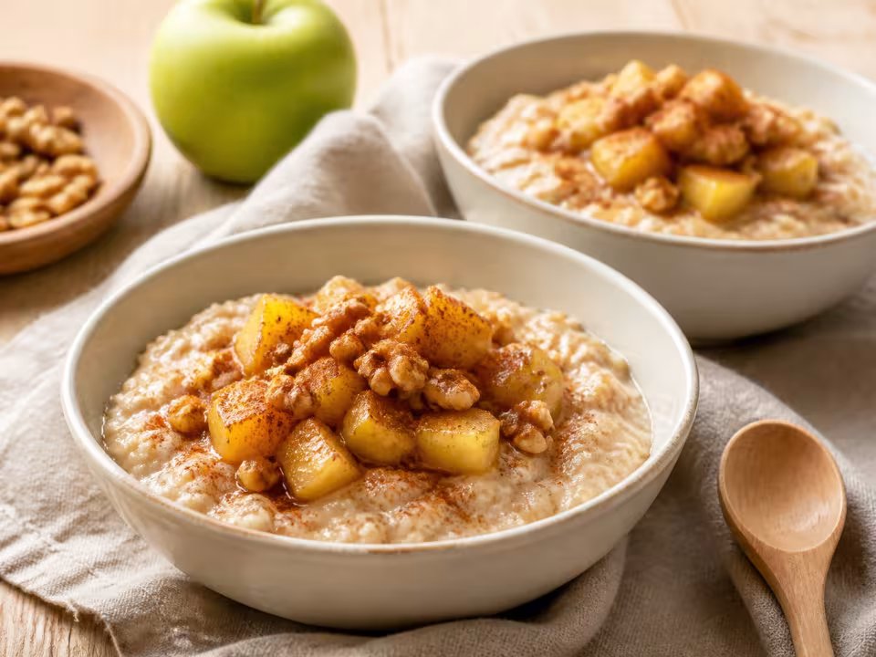 Porridge de avena con manzana, canela y nueces en un cuenco