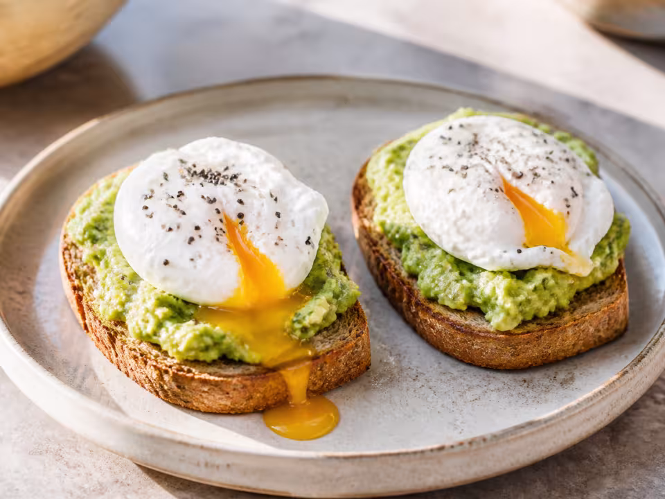 Tostadas integrales con aguacate, huevo escalfado y semillas de ch&iacute;a