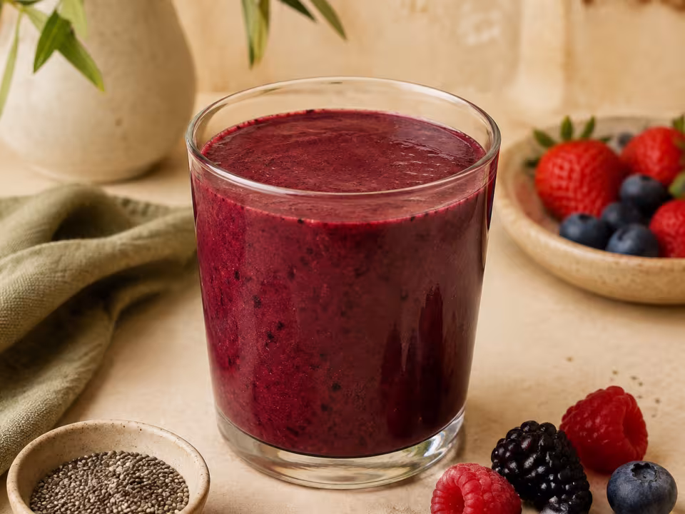 Batido de frutos rojos con semillas de ch&iacute;a servido en dos vasos