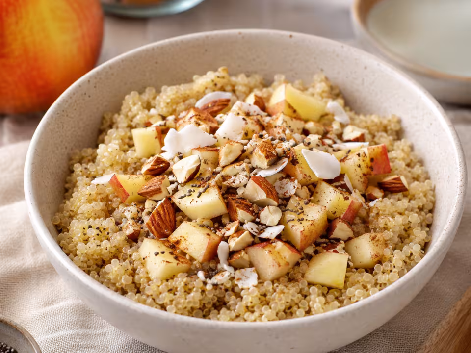 Bol de quinoa cocida con manzana, almendras, ch&iacute;a, coco y canela