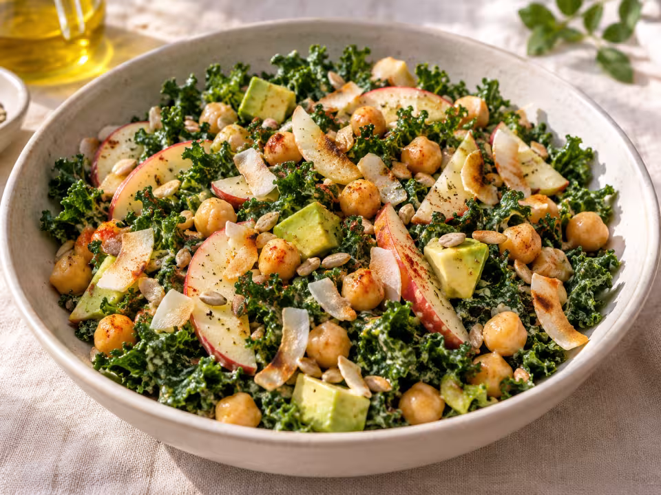 Ensalada C&eacute;sar vegana de kale con garbanzos y coco &middot; preparaci&oacute;n terminada