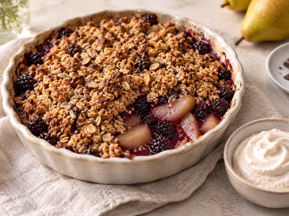 Crumble de pera y moras con crema de anacardos · preparación terminada