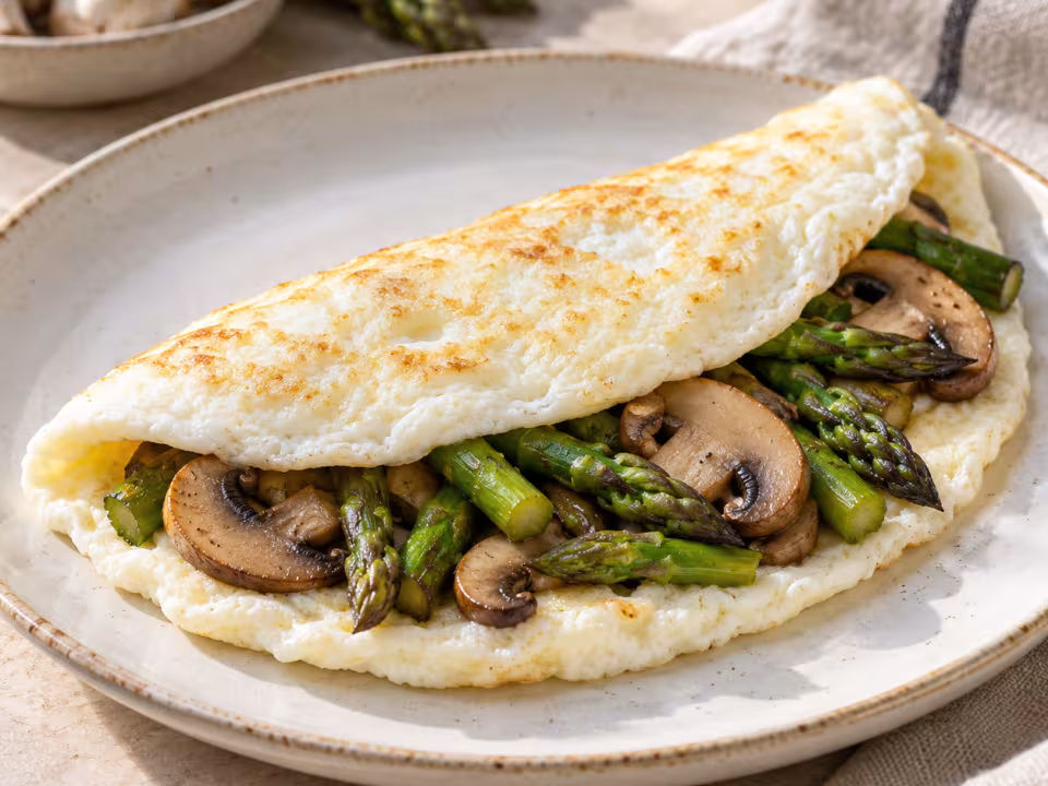Tortilla de claras con esp&aacute;rragos y champi&ntilde;ones en vajilla sencilla