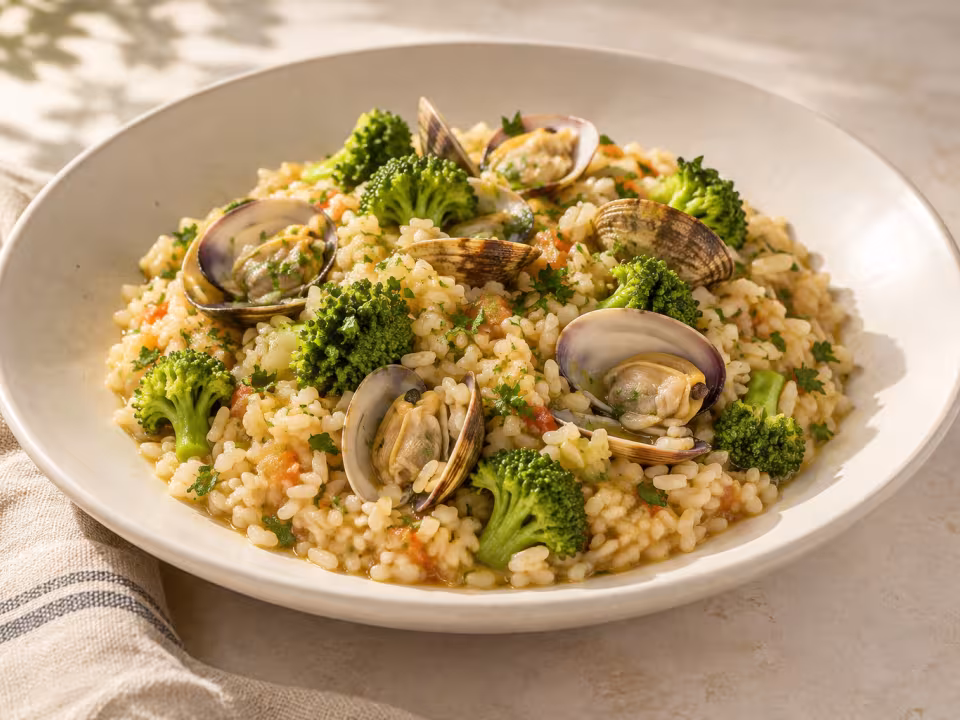 Arroz con brócoli y almejas al ajo servido