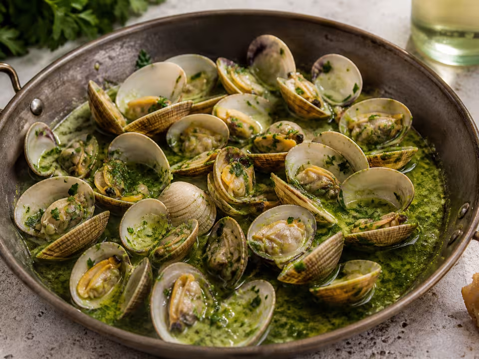 Berberechos abiertos en salsa verde de cilantro