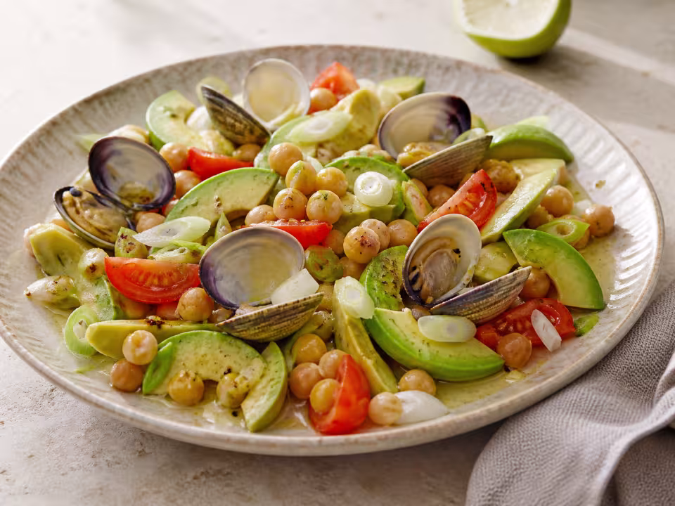 Ensalada de garbanzos con berberechos, tomate, aguacate y cebolleta