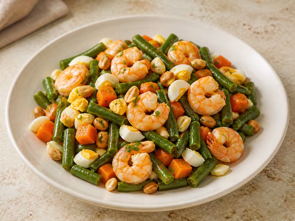 Ensalada de jud&iacute;as verdes con huevo, gambas, zanahoria y cacahuetes