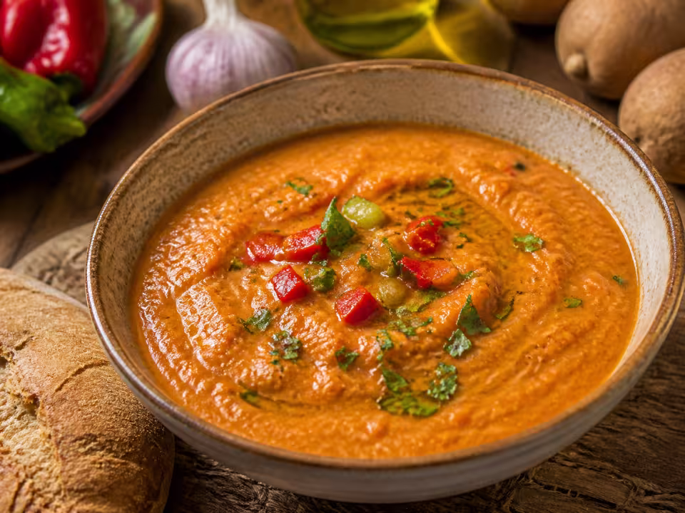 Gazpacho de patata r&uacute;stico con tomate, pimientos y aceite de oliva