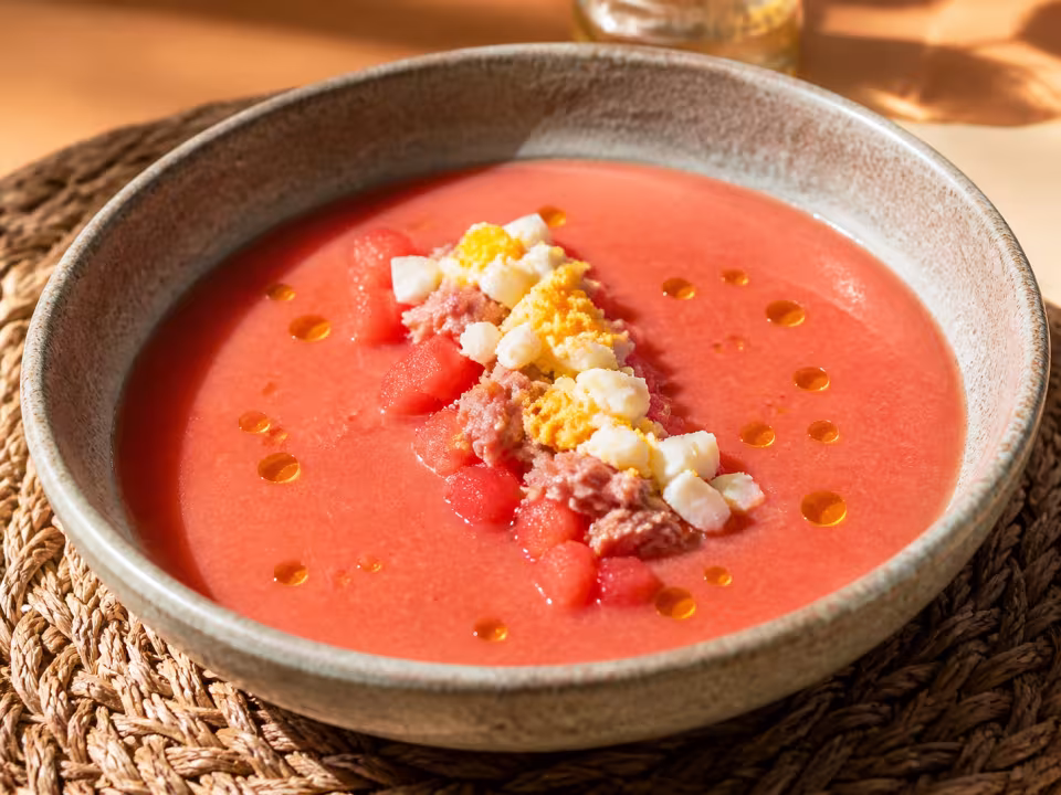 Gazpacho fr&iacute;o de sand&iacute;a y tomate con at&uacute;n y huevo cocido