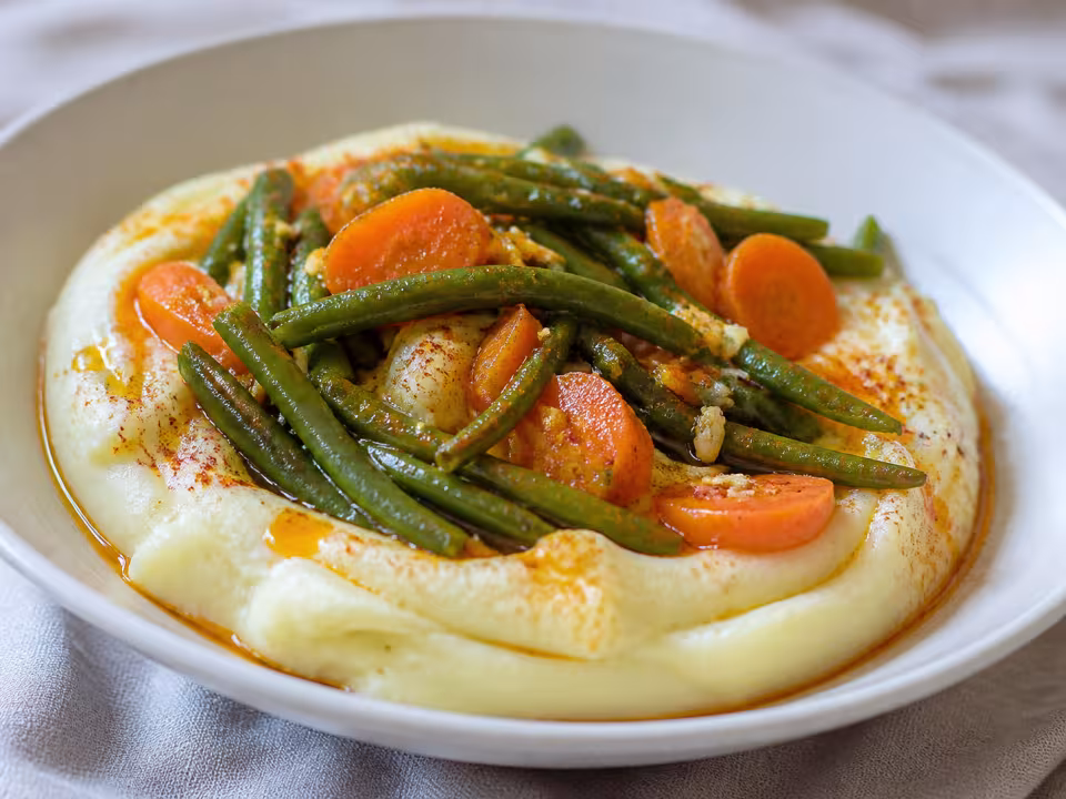 Pur&eacute; de patata con jud&iacute;as verdes, zanahoria y aceite de ajo y piment&oacute;n