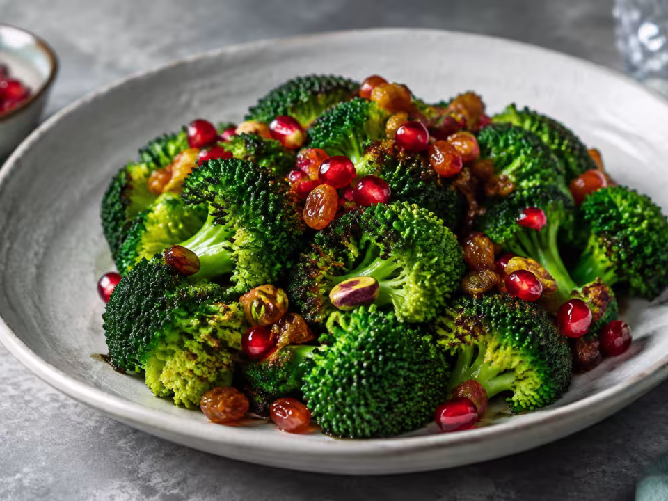 Br&oacute;coli salteado con pasas, pistachos y granada servido y listo para comer