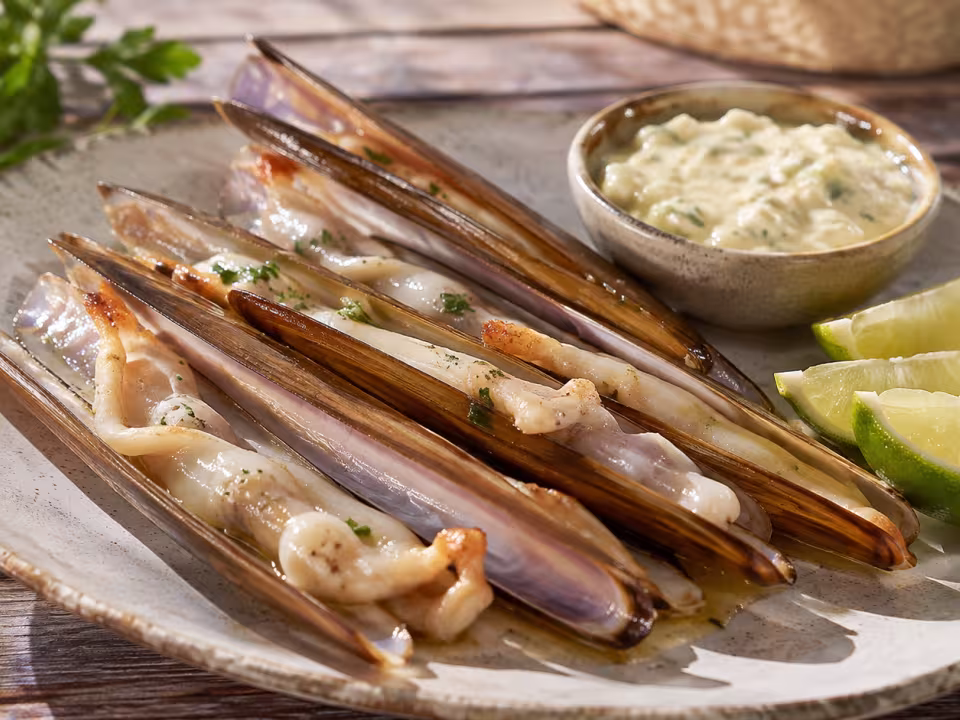 Navajas a la plancha con salsa t&aacute;rtara servido y listo para comer