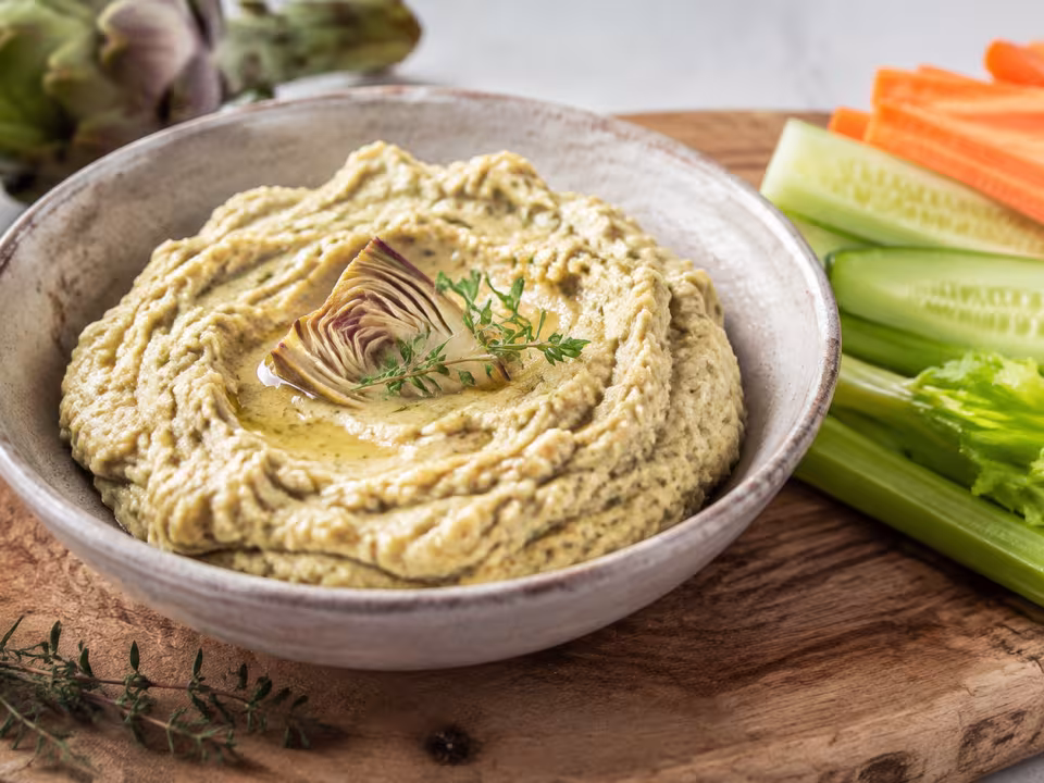 Artichoke and cashew p&acirc;t&eacute; with crudit&eacute;s plated and ready to eat