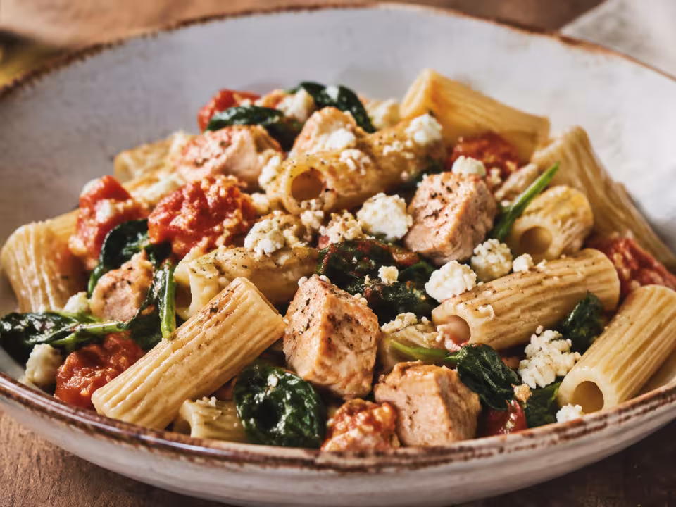 Rigatoni con pavo y rulo de cabra servido y listo para comer