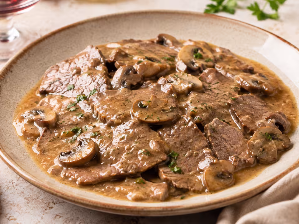 Fricand&oacute; de ternera con champi&ntilde;ones servido y listo para comer