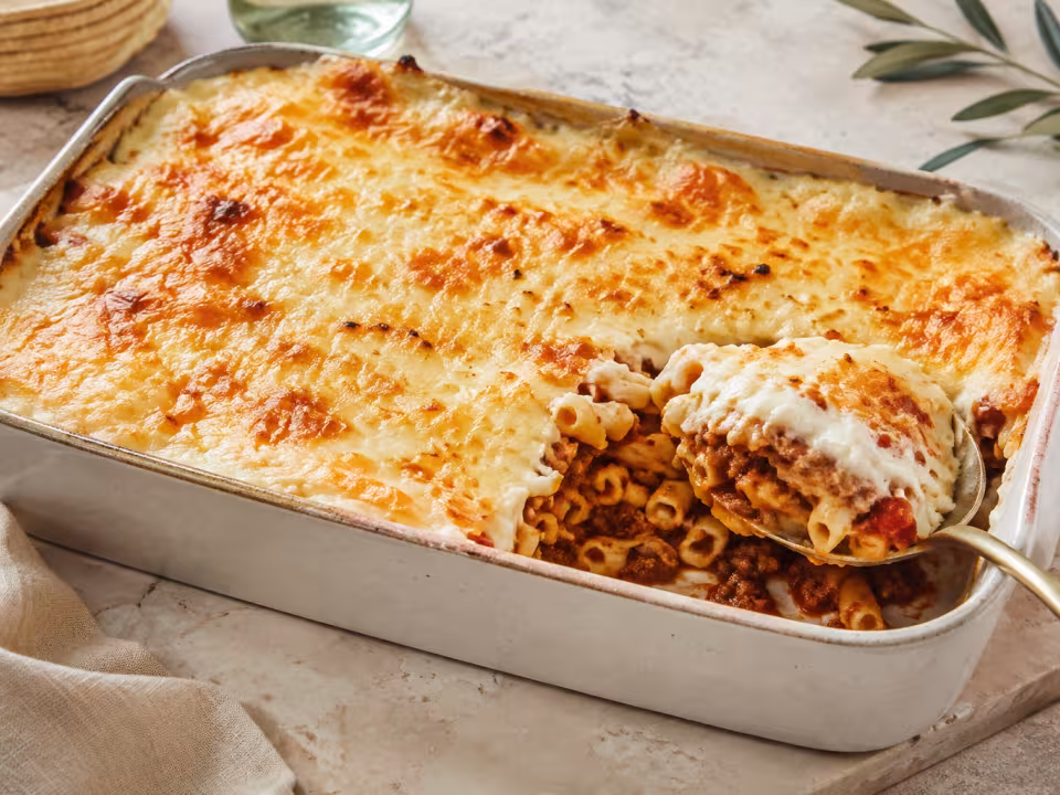 Macarrones gratinados con bechamel servido y listo para comer