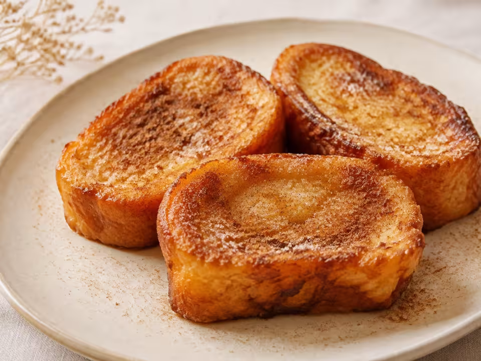 Torrijas tradicionales presentado con un acabado casero y natural