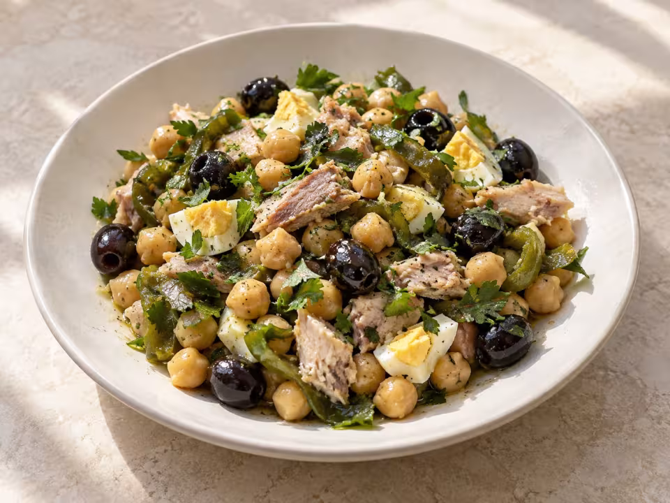 Garbanzos con pimientos, huevo y melva, plato terminado