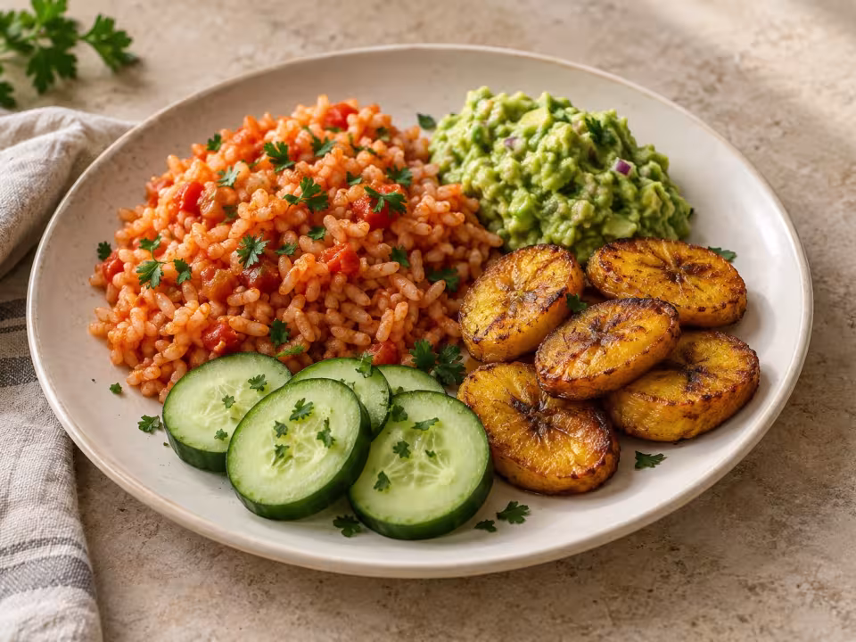 Arroz especiado con guacamole y pl&aacute;tano macho, plato terminado